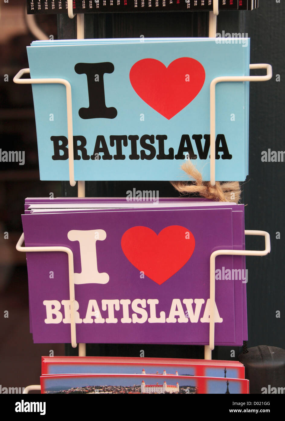 "Io amo Bratislava' cartoline in vendita al di fuori di un negozio di souvenir a Bratislava, in Slovacchia. Foto Stock