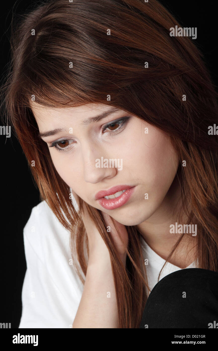 Ragazza adolescente depressione - amore perduto - isolato su sfondo nero Foto Stock