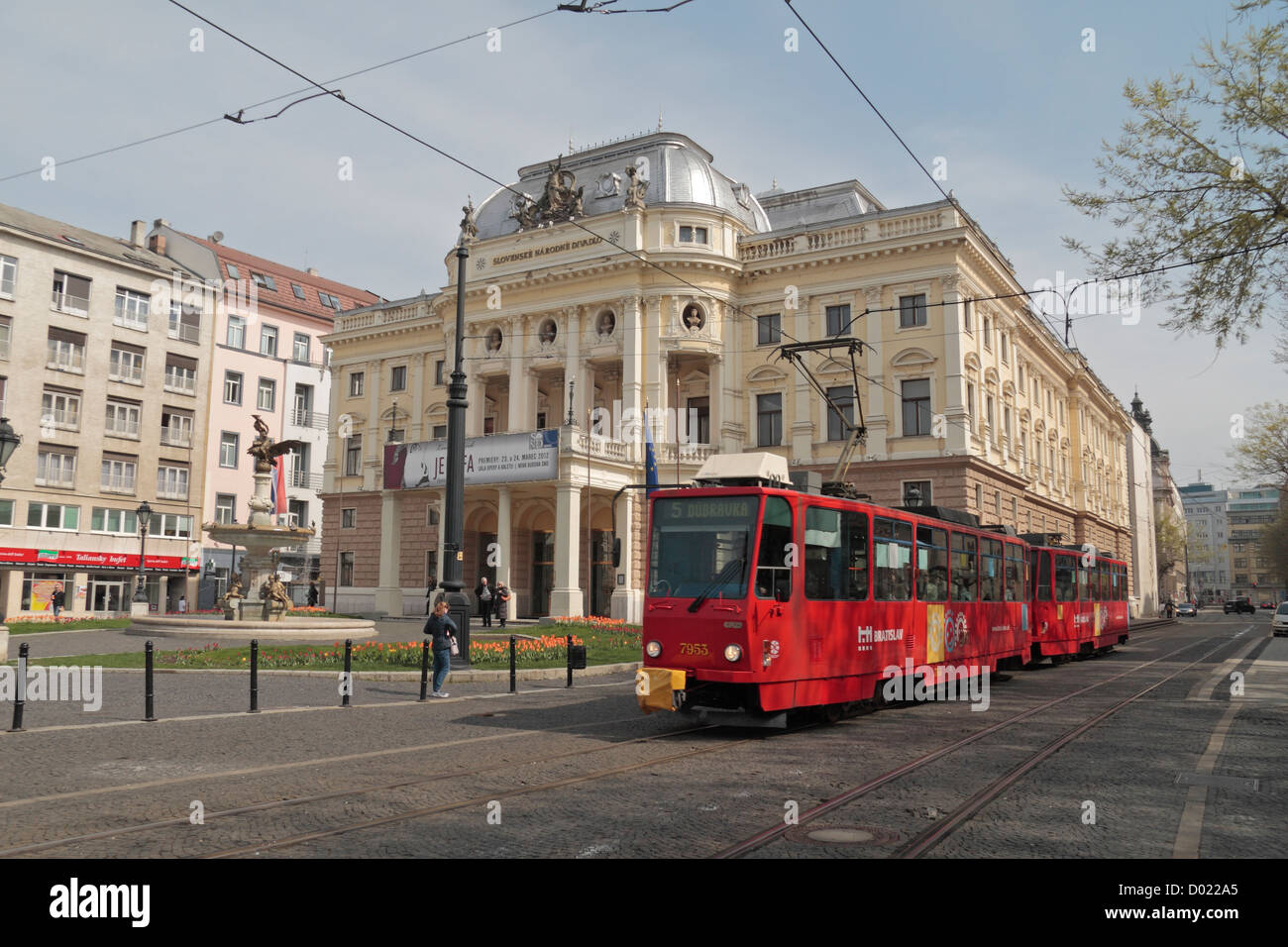 Un No 5 tram elettrico la crociera passato il teatro nazionale slovacco, Hviezdoslavovo námestie, Bratislava, Slovacchia. Foto Stock