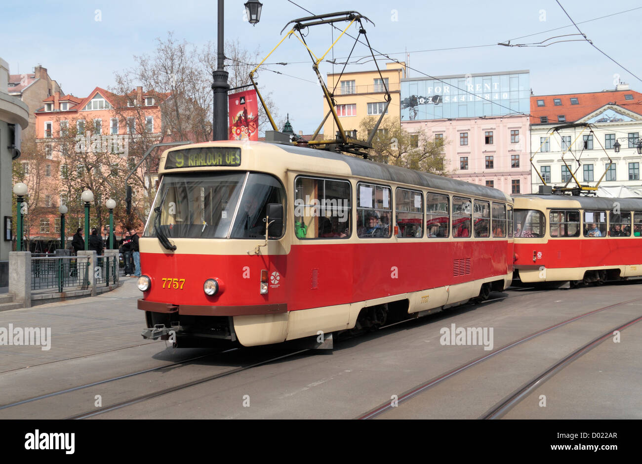 Un No 9 tram elettrico la crociera attraverso Bratislava, Slovacchia. Foto Stock