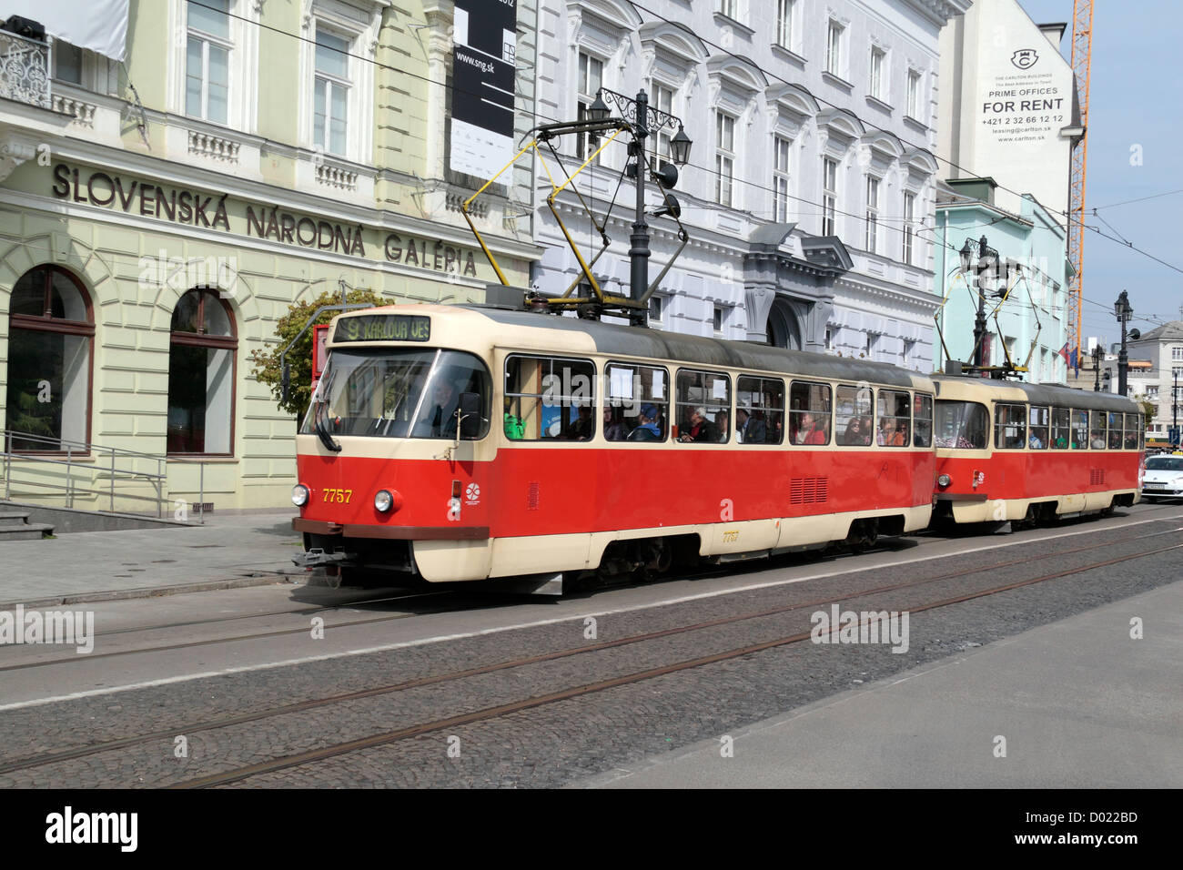 Un No 9 tram elettrico la crociera attraverso Bratislava, Slovacchia con la galleria nazionale slovacca (Slovenska narodna galeria o SNG). Foto Stock