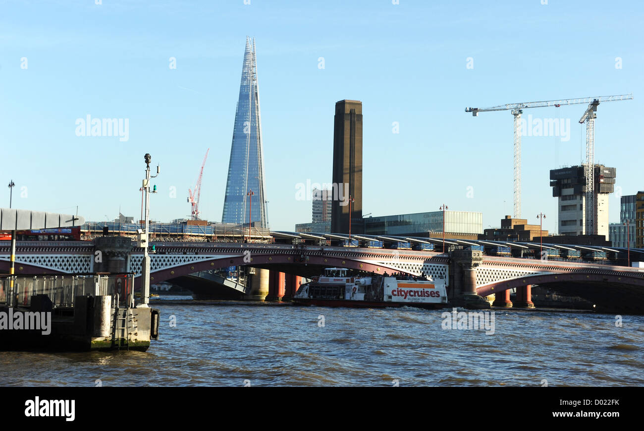 Ottima vista del coccio e Tate Modern visto da di Paolo a piedi sul lato nord del Tamigi. Foto Stock