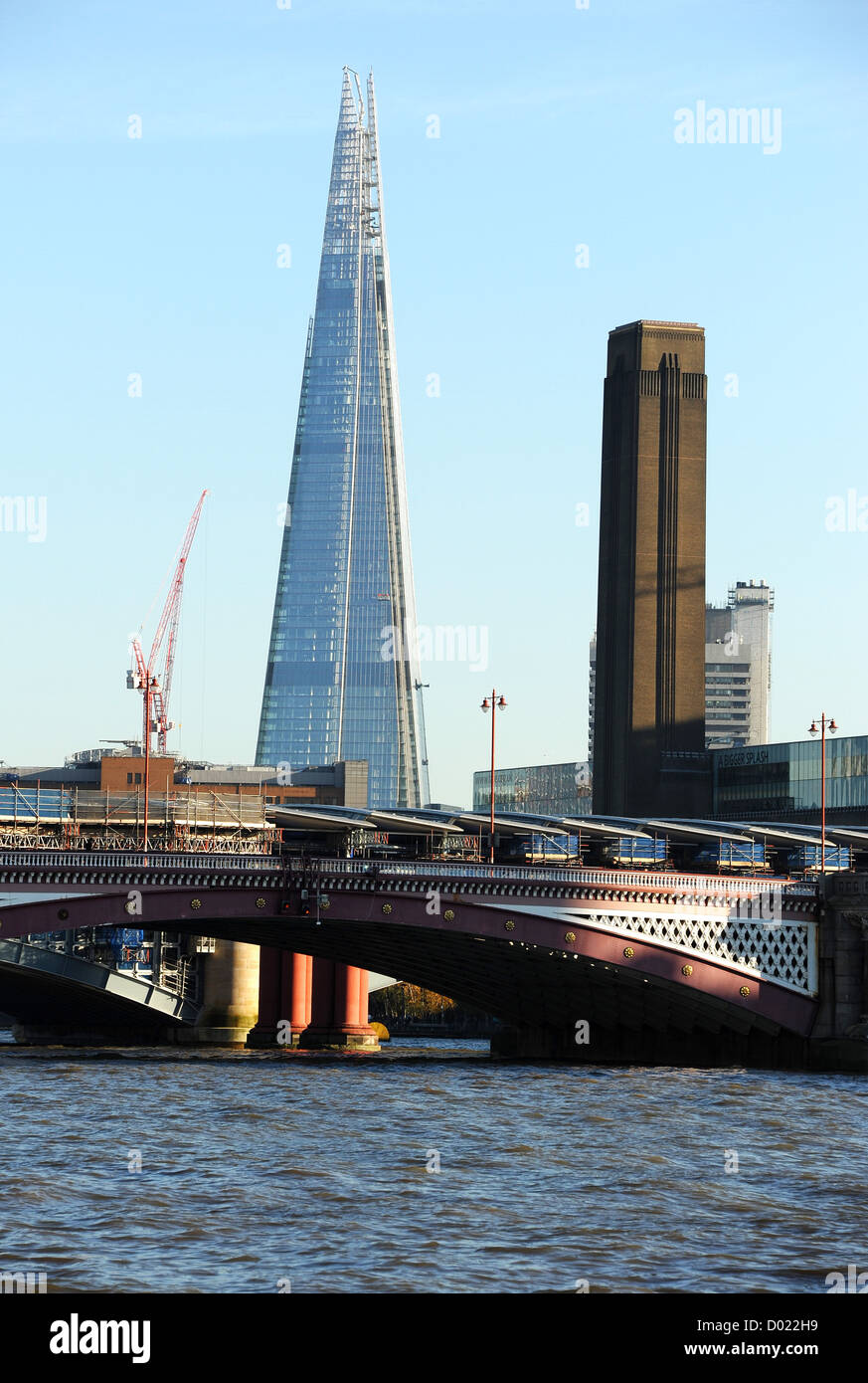 Ottima vista del coccio e Tate Modern visto da di Paolo a piedi sul lato nord del Tamigi. Foto Stock