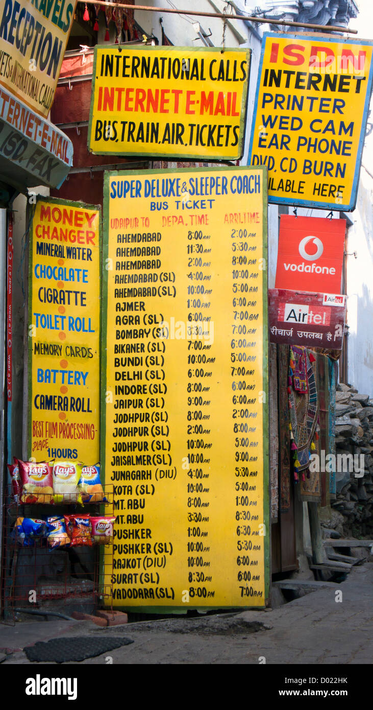 Agenzia di viaggi segni Udaipur Rajasthan in India Foto Stock