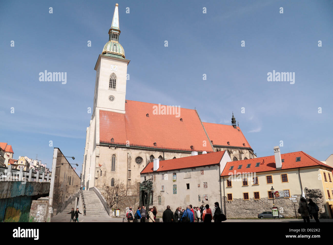 San Martin's Cathedral visto dal Rybné námestie Square , Bratislava, Slovacchia. Foto Stock