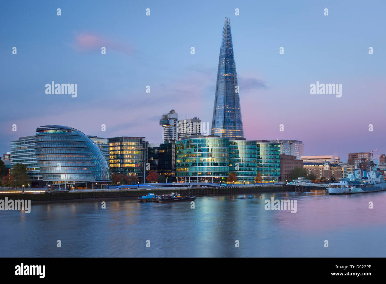 La mattina presto su Shard, Municipio e gli edifici di più lo sviluppo di Londra lungo il South Bank di Londra Inghilterra, Regno Unito Foto Stock