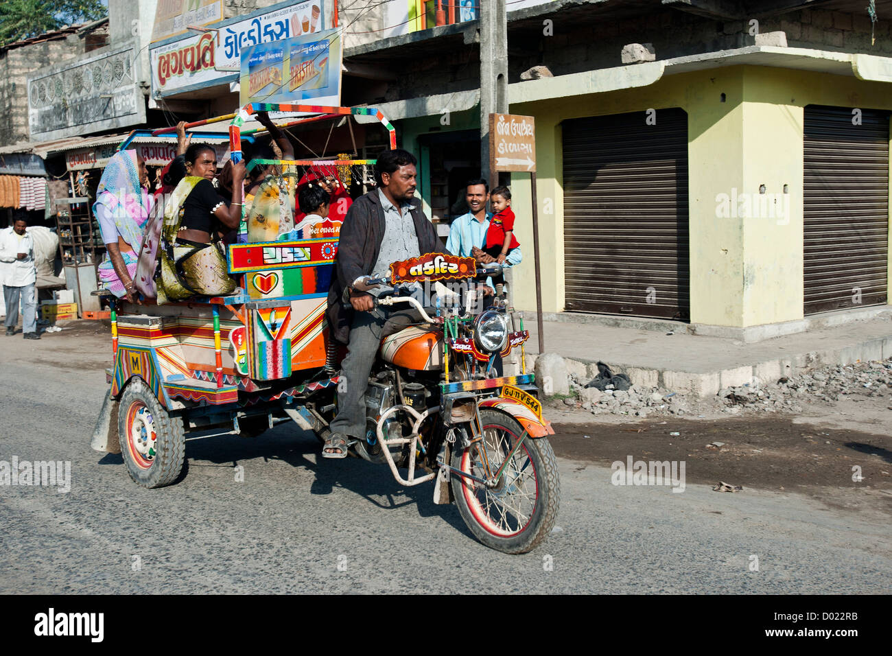 Grandi auto rickshaw talvolta chiamato fut futty a causa del suo suono India Foto Stock