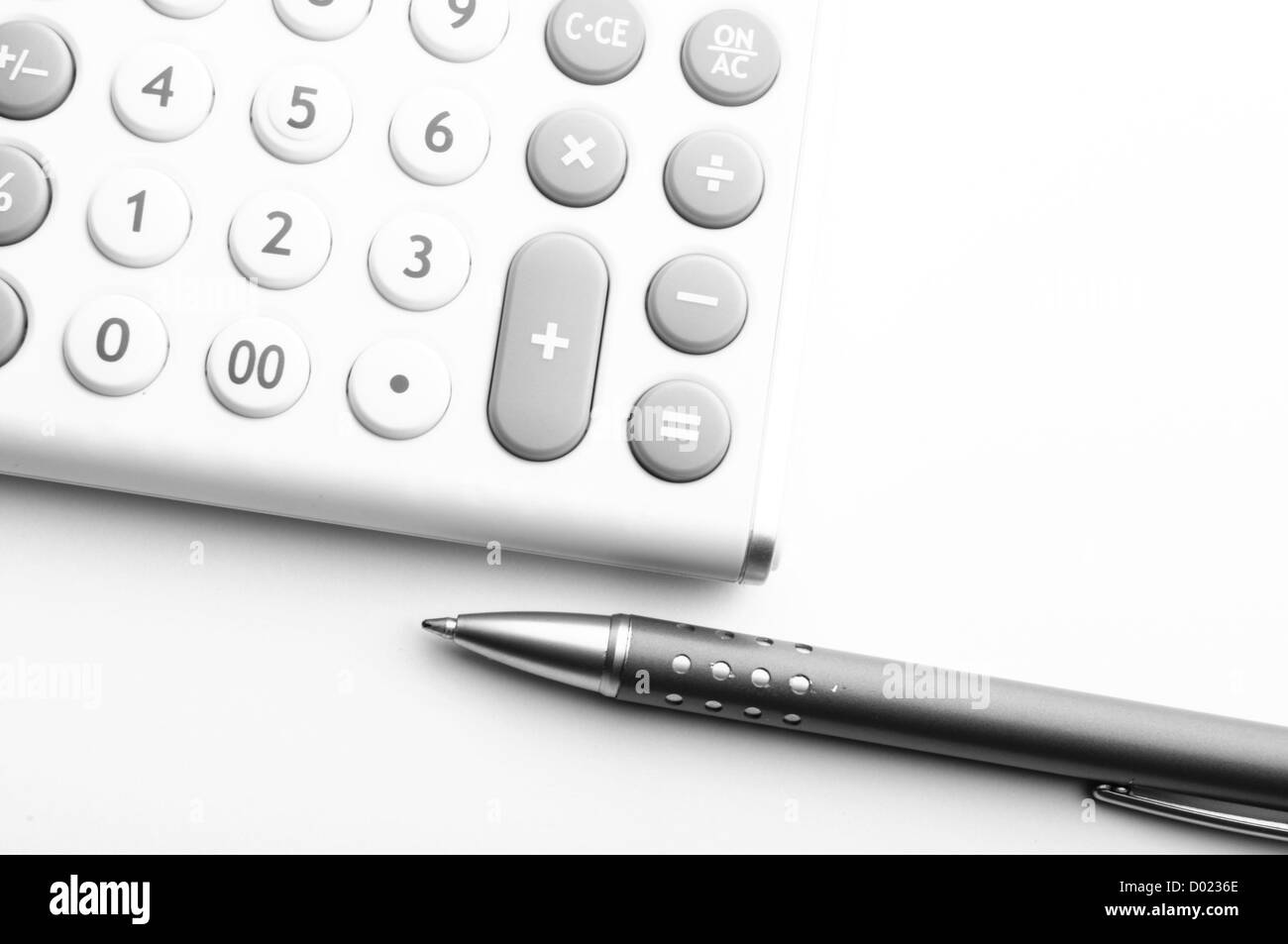 La contabilità finanziaria concetto con calcolatrice bianco in office Foto Stock