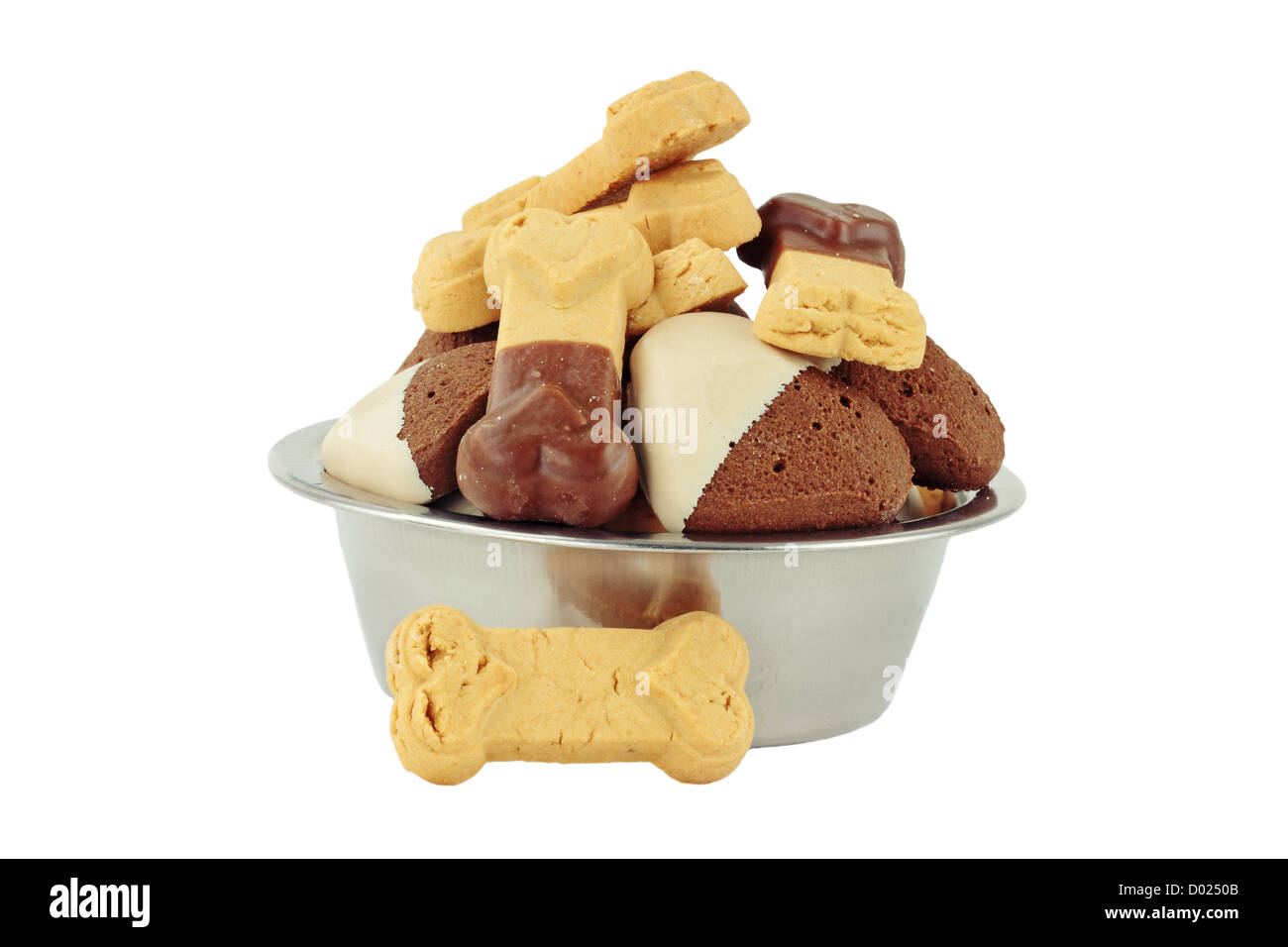 Carruba e pianura cane gourmet biscotti isolato su uno sfondo bianco con percorso di clipping incluso. Foto Stock