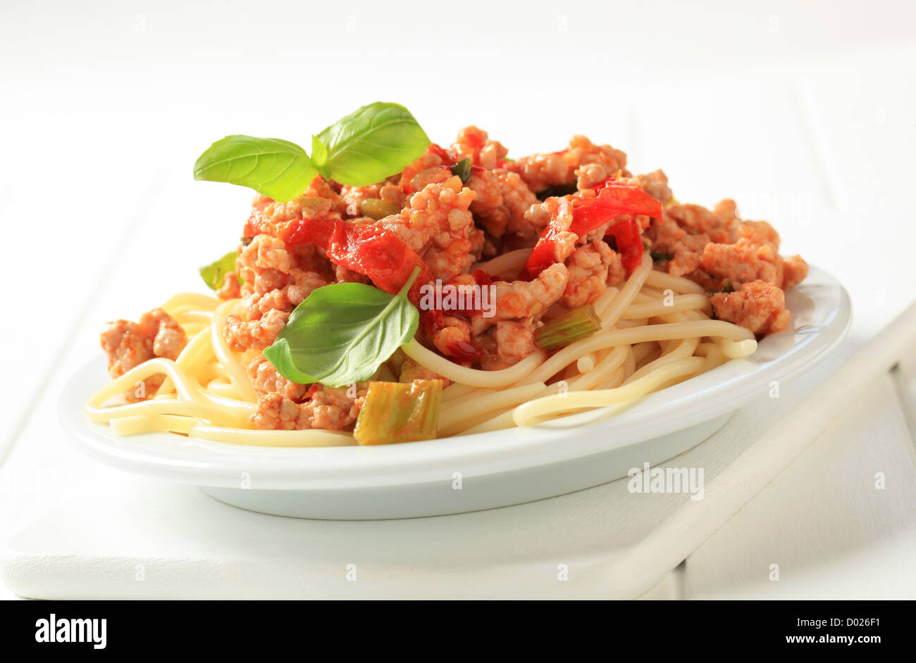 Carni macinate salsa servito su un letto di spaghetti cotti Foto Stock