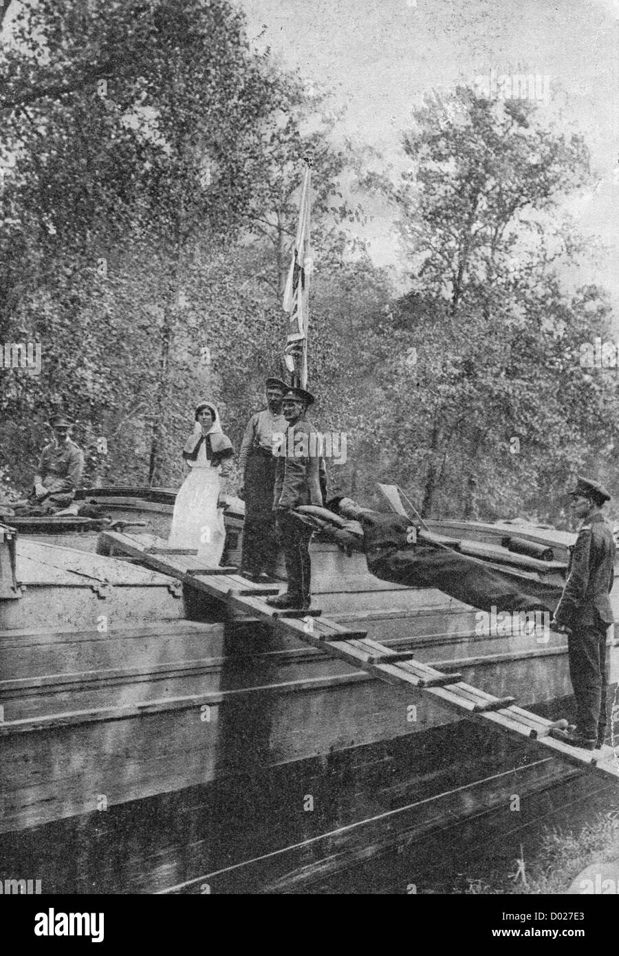 Trasporto di feriti fuori delle trincee durante la guerra mondiale I, 1917 Foto Stock