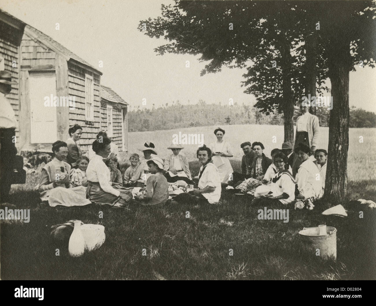 Circa 1910s fotografia, gite scolastiche o di un gruppo di amici e famiglia avente un picnic esterno, New England, STATI UNITI D'AMERICA. Foto Stock