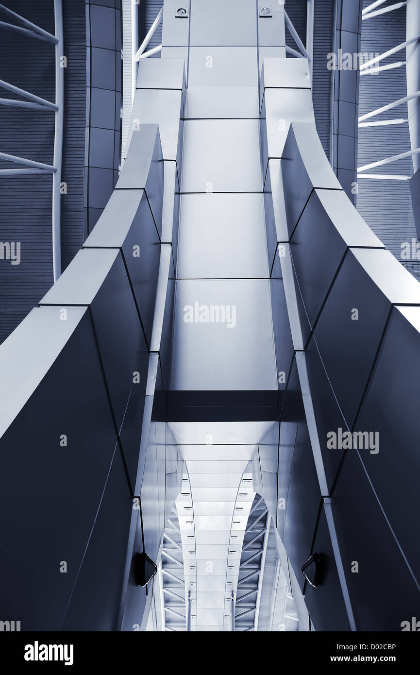 La moderna architettura interna del soffitto nella stazione di pubblico. Foto Stock