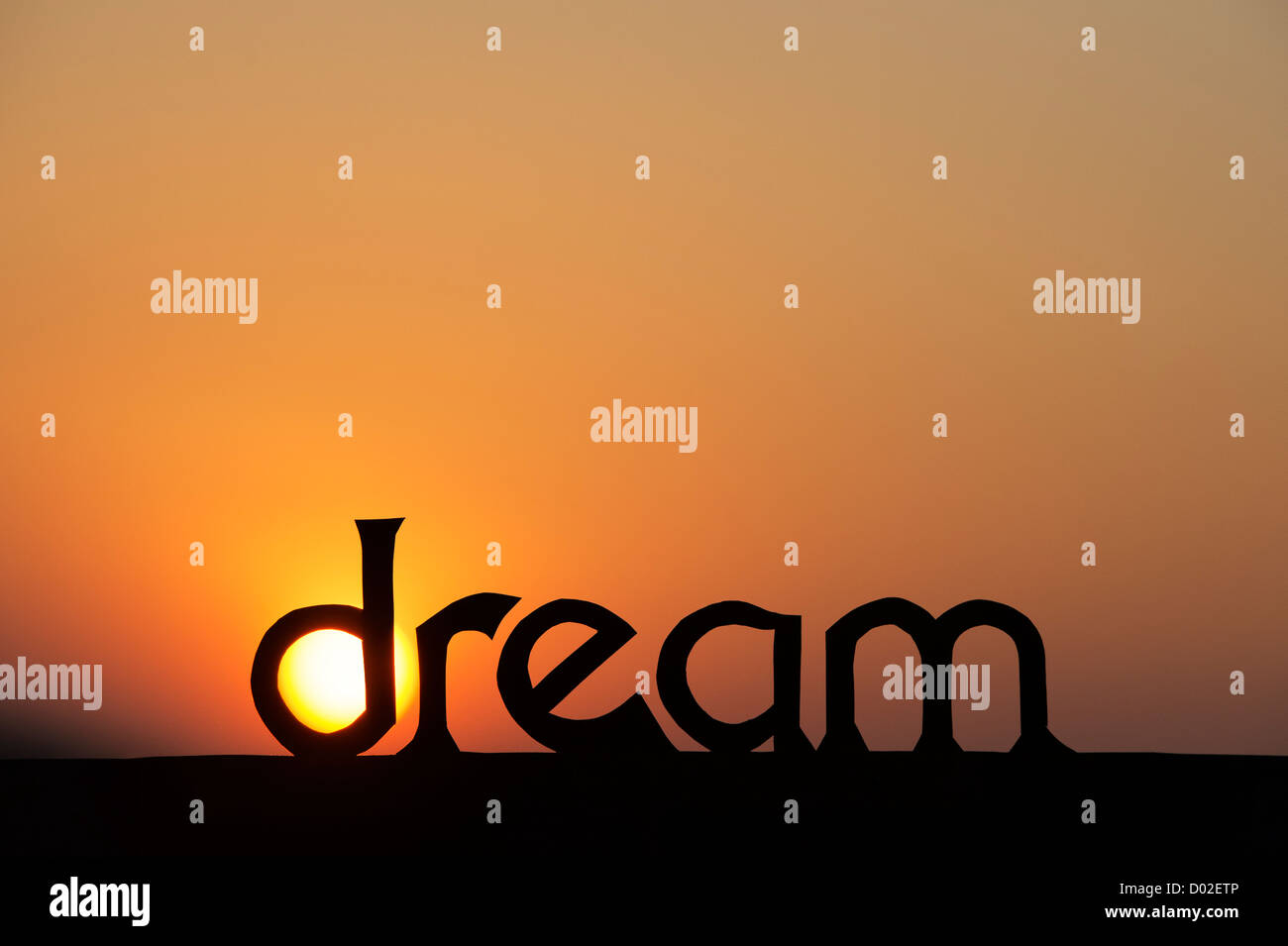Silhouette parola da sogno al tramonto con Sun in D Foto Stock