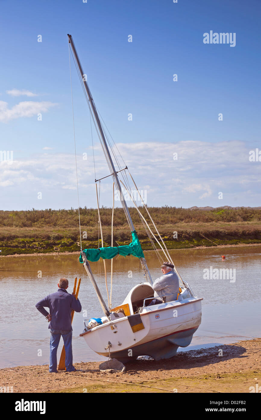 In attesa che la marea a Blakeney Norfolk Foto Stock