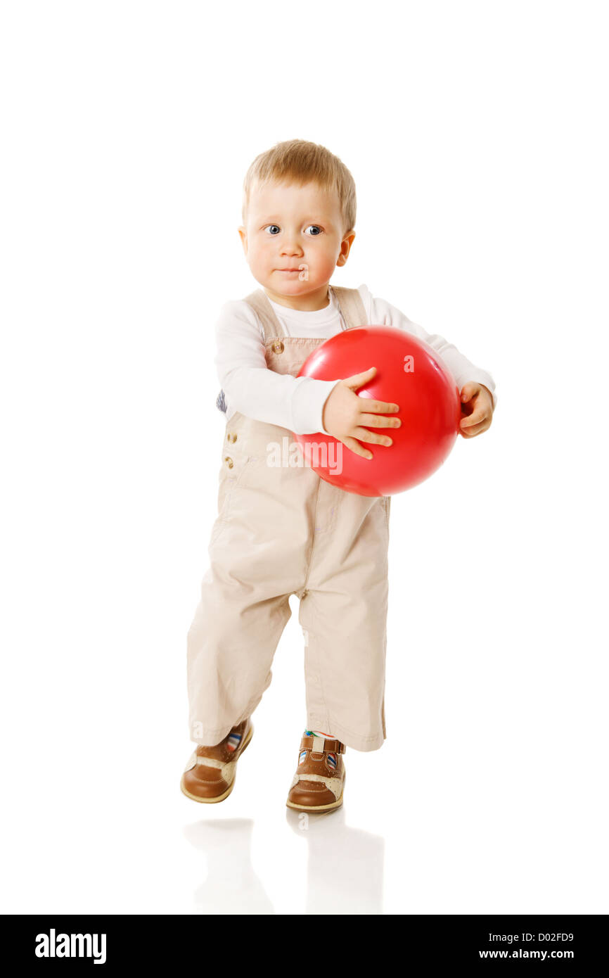 Little Boy giocando con sfera isolato su bianco Foto Stock