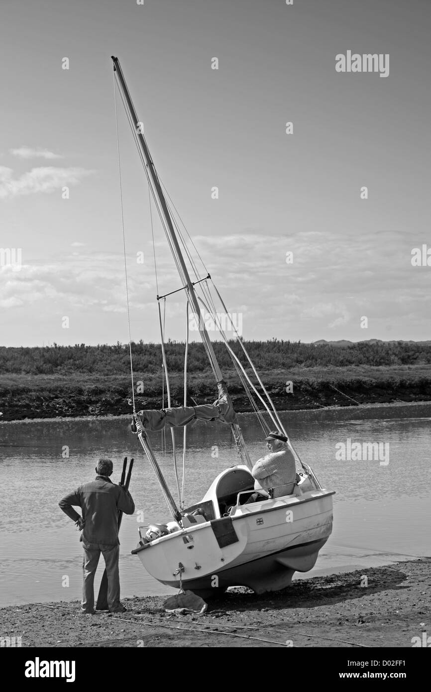 In attesa che la marea a Blakeney Norfolk Foto Stock