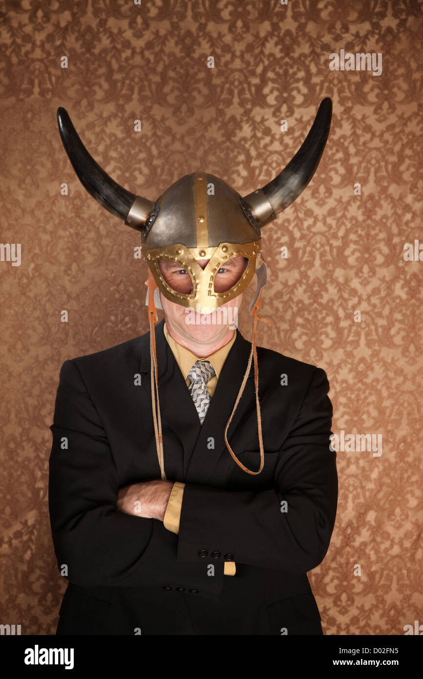 Imprenditore in abito scuro e viking casco Foto Stock