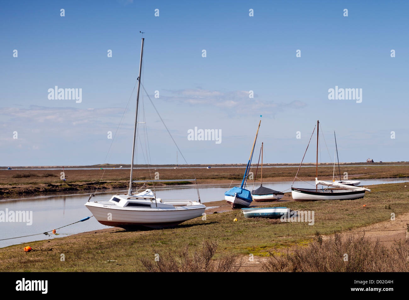 Yachts fregata a bassa marea a Blakeney Norfolk Foto Stock