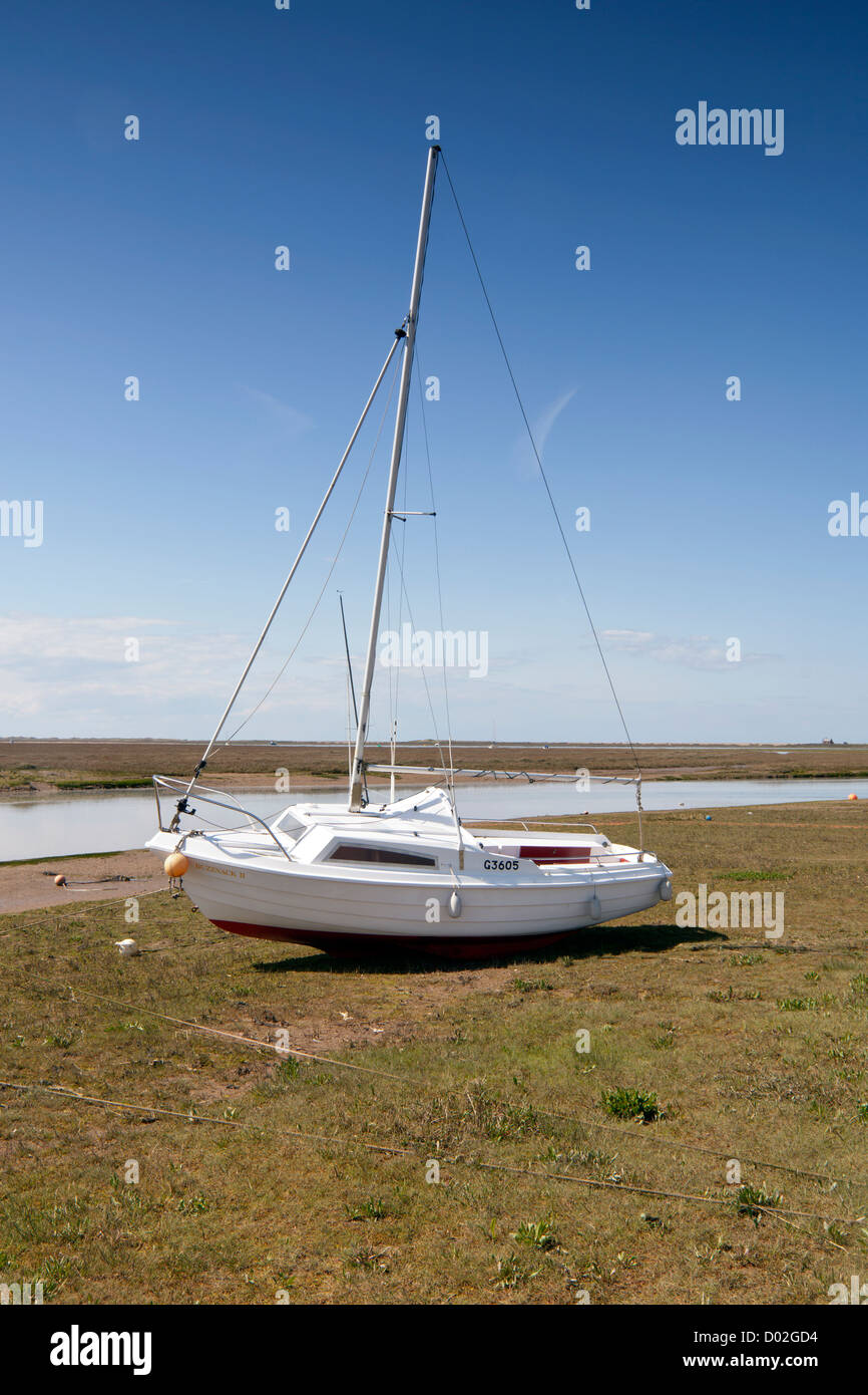 Yacht sul tidal ormeggio a Blakeney Norfolk Foto Stock