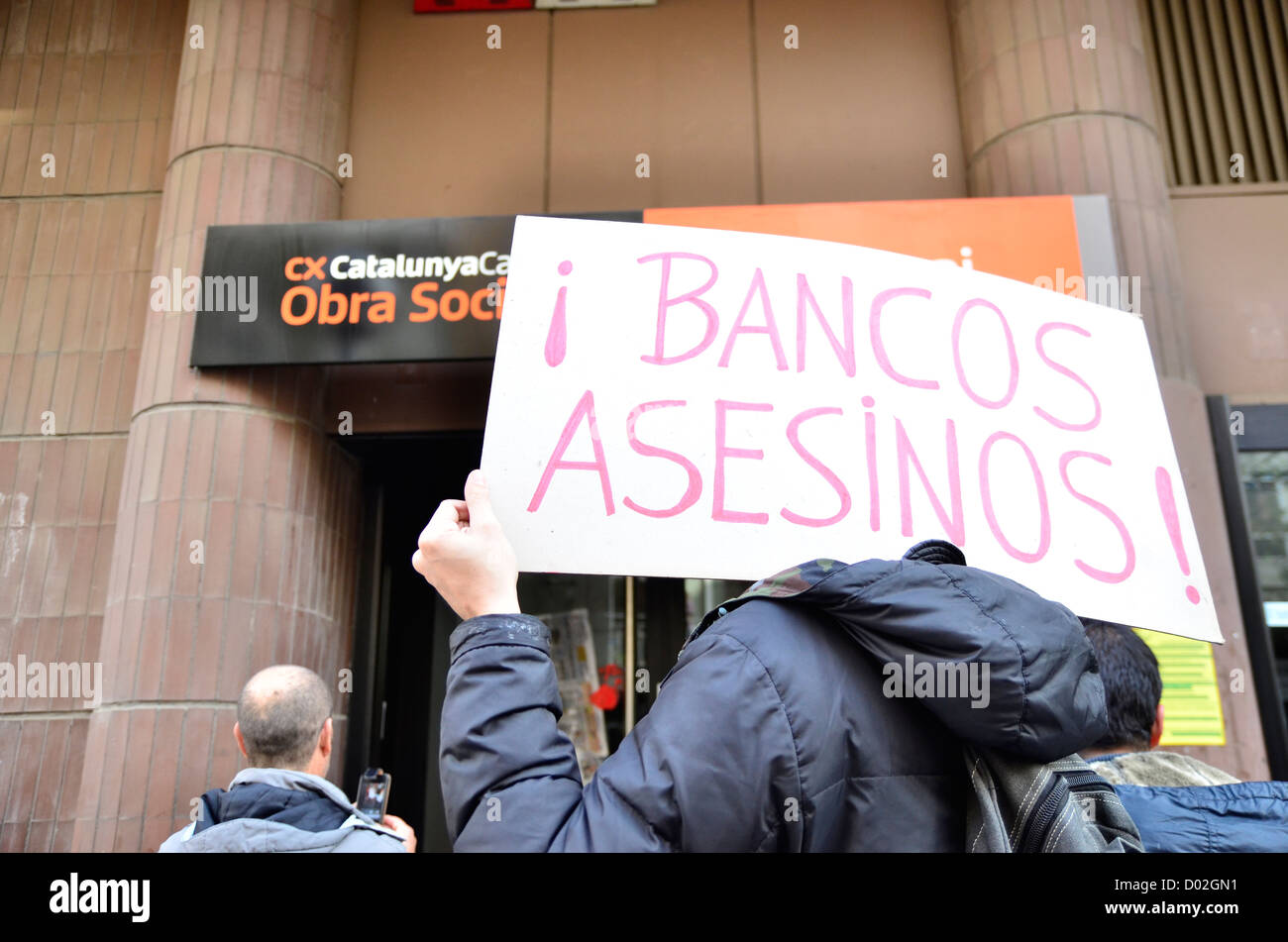 Manifestazioni & sciopero generale in L'Hospitalet de Llobregat (Barcelona). Banche assassini, dice il segno. Caixabank Foto Stock