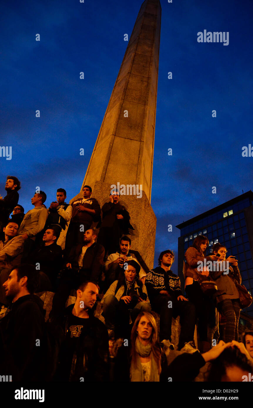 Manifestazioni & sciopero generale in Barcellona. Obelisco dietro Foto Stock