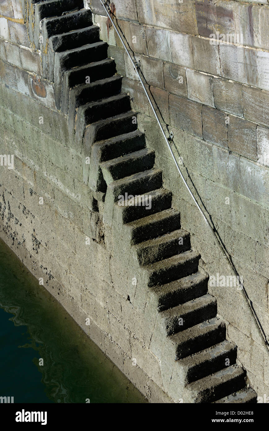 Gradini di pietra. Porto di pesce, Whitehaven, Cumbria, England, Regno Unito, Europa. Foto Stock