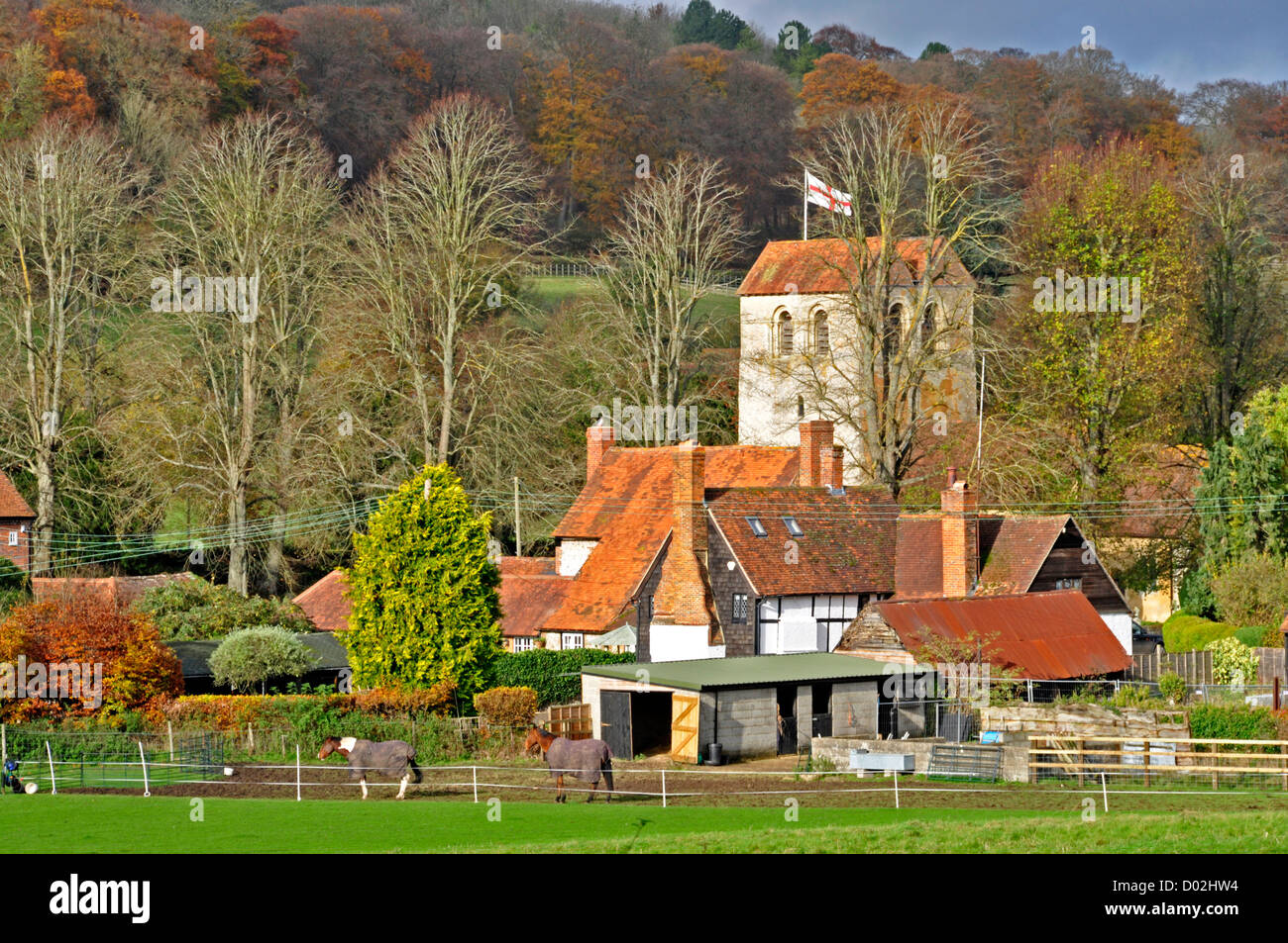 Bucks - Chiltern Hills - Fingest - frazione isolata - case e edifici agricoli clustered attorno alla chiesa - autunno la luce del sole. Foto Stock