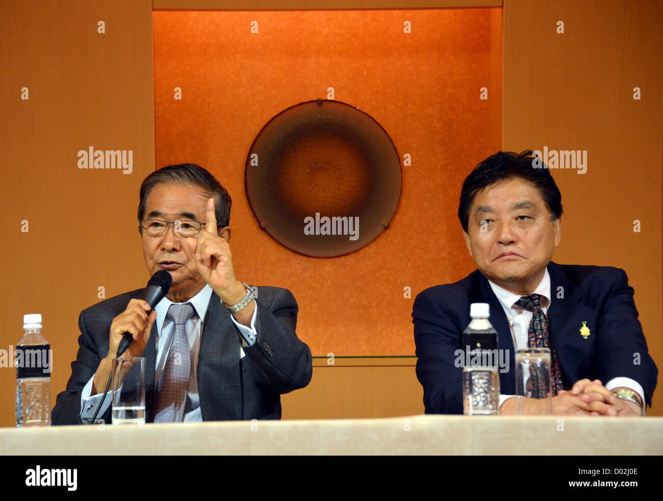 Novembre 15, 2012, Tokyo, Giappone - Shintaro Ishihara, sinistra, co-leader del Partito del Sole, parla mentre Takashi Kawamura di ora-sciolto di riduzione fiscale del Giappone, a Nagoya-in base a un gruppo politico, guarda su come essi congiuntamente annunciano una nuova piattaforma per la prossima elezione a Tokyo il giovedì, 15 novembre 2012. Ora che il Primo Ministro Yoshihiko Noda ha detto di sciogliere la dieta, pavimentazione strada per un elezione generale impostato su dicembre 16, Giappone piccoli partiti politici scramble a mettere insieme le forze per una "terza forza" per cogliere come molti posti il più possibile in 480-sede camera inferiore poiché Noda dominanti della demo Foto Stock