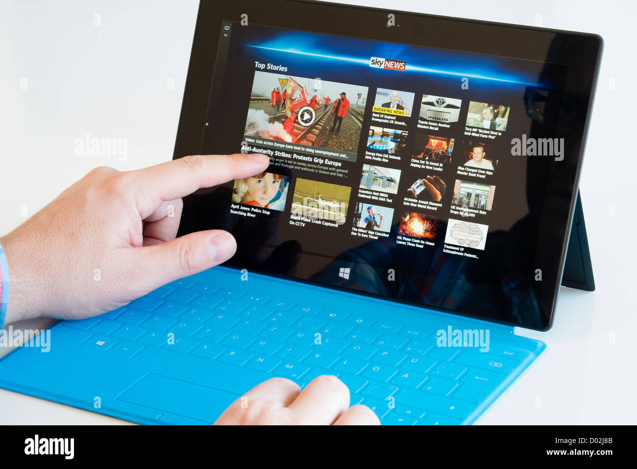 Lettura uomo Sky news su Microsoft Surface rt computer tablet Foto Stock