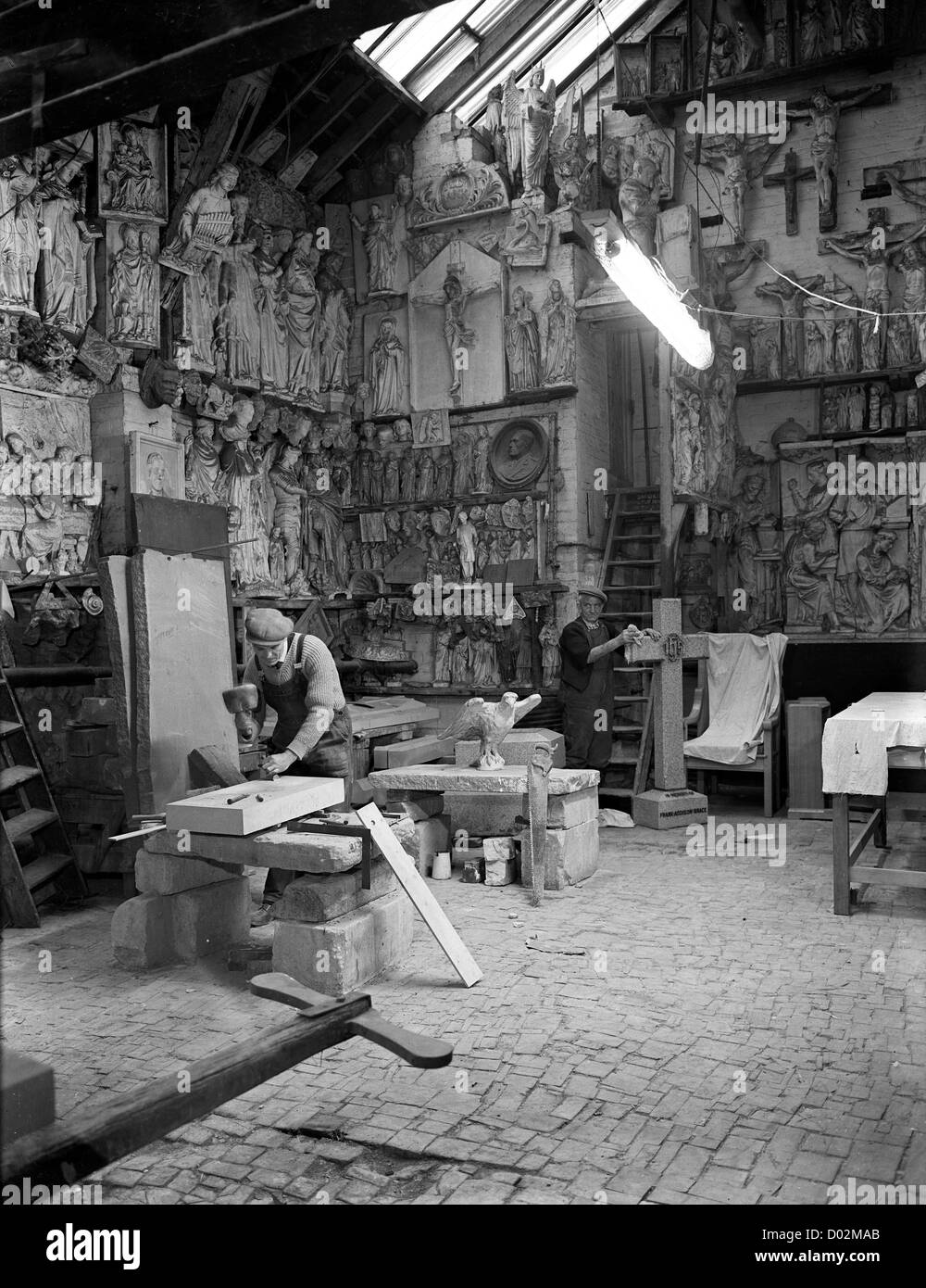Stonemasons al lavoro nel West Mildlands Inghilterra UK 1957. Inglese britannico 1950 lavoratori qualificati industria worker classe lavoro workshop Foto Stock