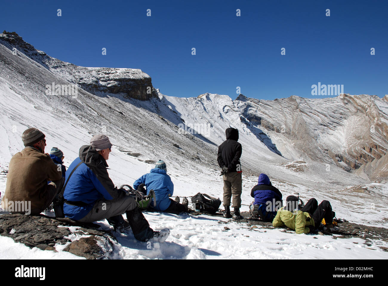 Il trekking resto sulla coperta di neve kang la pass nel dolpo regione del Nepal Foto Stock