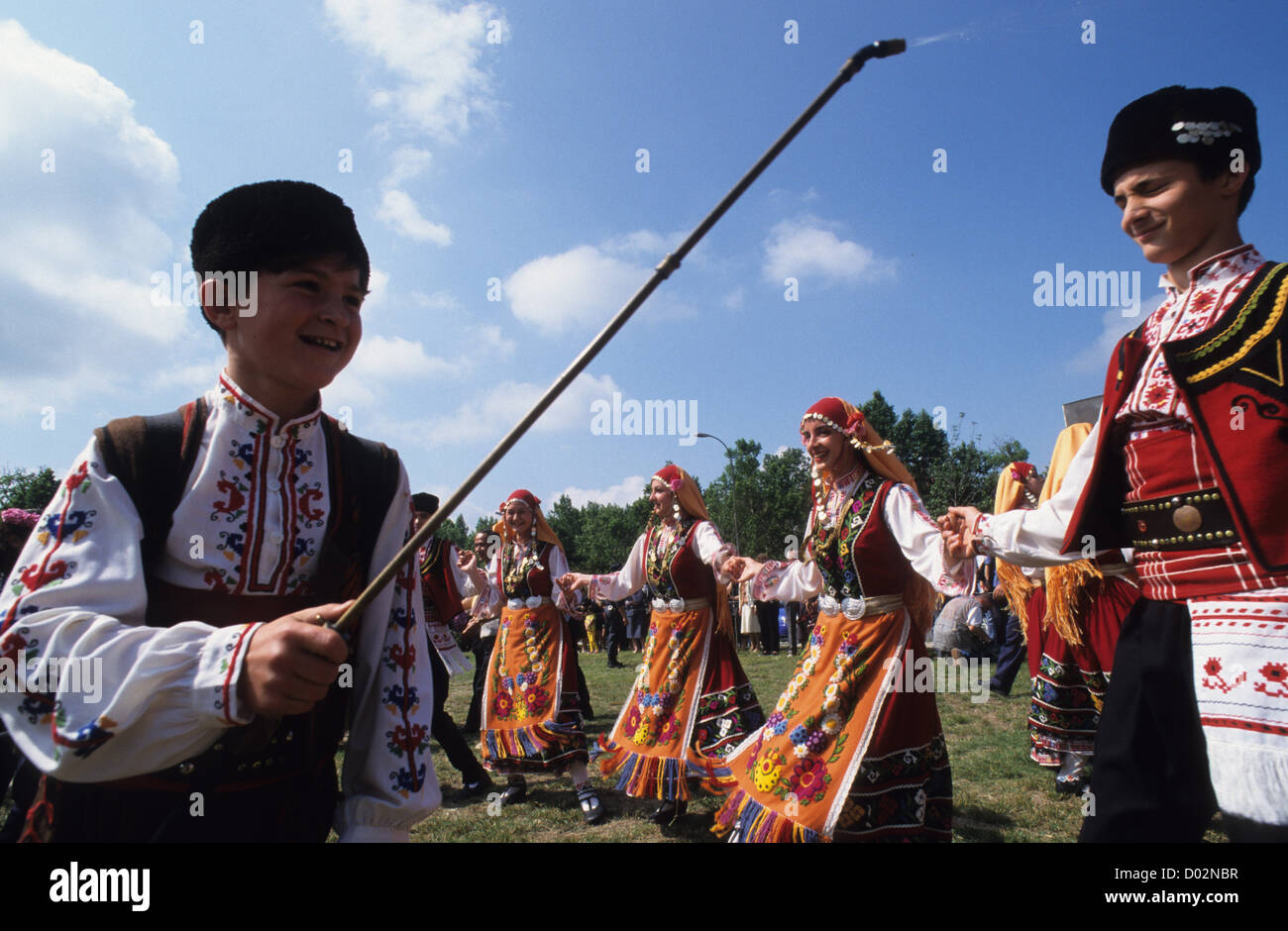 La Bulgaria Kazanlak, il tradizionale festival di rose durante il periodo del raccolto di Damascena rose fiori che vengono usati per olio essenziale, boy spruzzare acqua di rose Foto Stock