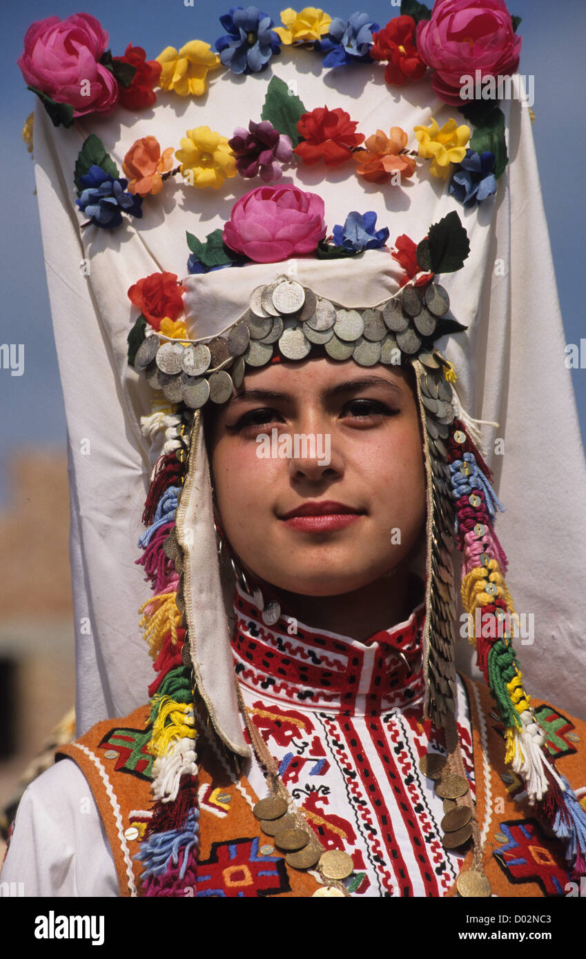 La Bulgaria Kazanlak, il tradizionale festival di rose durante il periodo  del raccolto di Damascena rose fiori che vengono usati per olio essenziale  Foto stock - Alamy