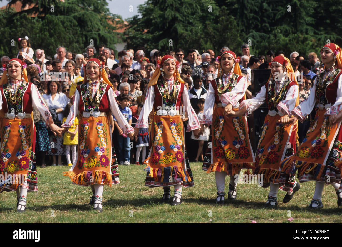La Bulgaria Kazanlak, il tradizionale festival di rose durante il periodo del raccolto di Damascena rose fiori che vengono usati per olio essenziale Foto Stock