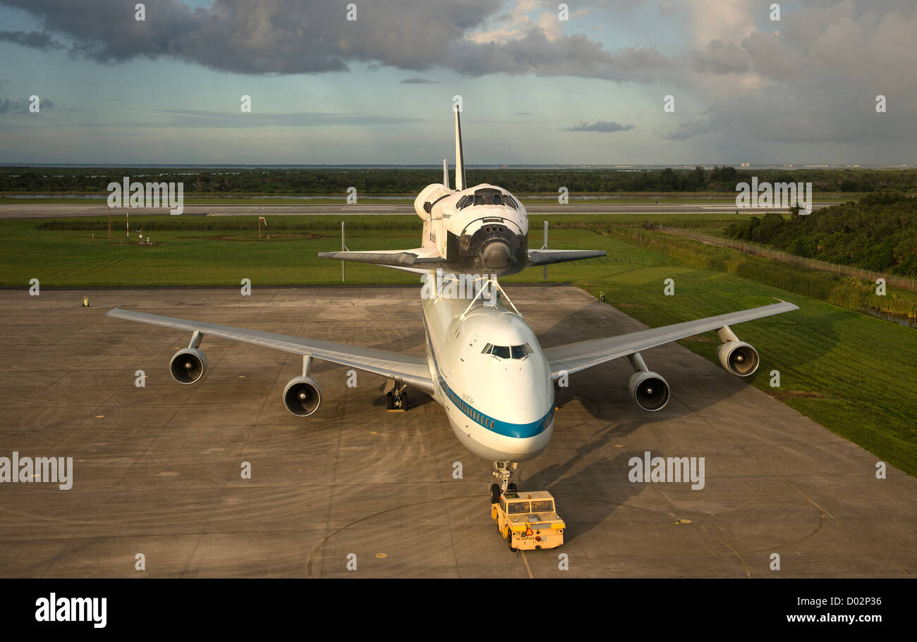 Lo Space Shuttle Endeavour è visto in cima della NASA del vettore navetta aeromobile all'atterraggio Shuttle struttura presso NASA Kennedy Space Center Settembre 17, 2012 in Cape Canaveral, in Florida, il vettore navetta di aeromobili è modificato 747 jetliner che volerà sforzarsi di Los Angeles dove sarà posizionato sul display pubblico al California Science Center. Foto Stock