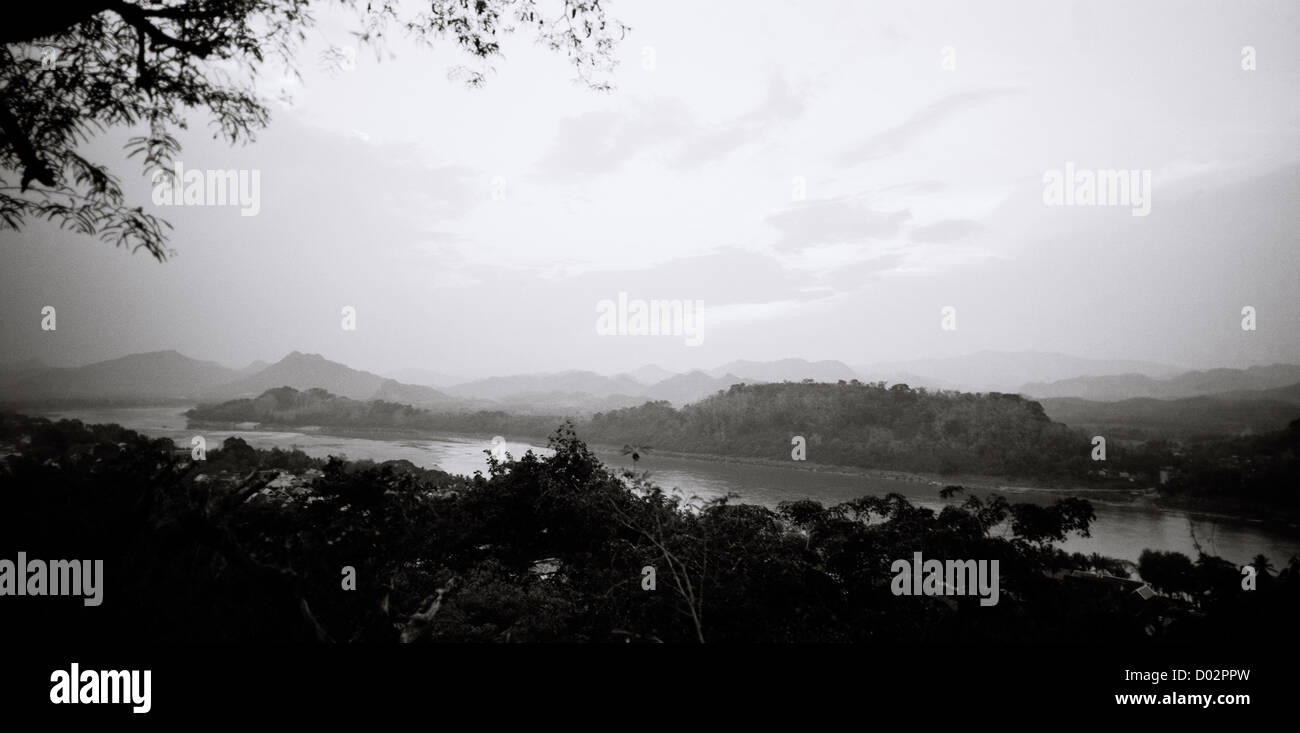 Paesaggio panoramico vista del fiume Mekong al crepuscolo in Luang Prabang in Laos in Indocina in Estremo Oriente Asia sud-orientale. Tramonto Tramonto Travel Foto Stock