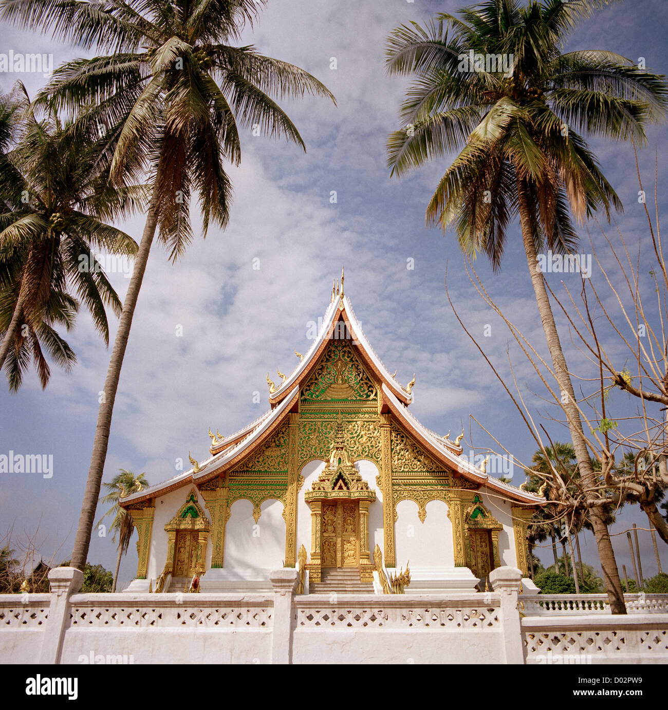 La bellissima buddista di Wat Mai Suwannaphumaham tempio in Luang Prabang in Laos in Indocina in Estremo Oriente Asia sud-orientale. Il buddismo Viaggi di architettura Foto Stock