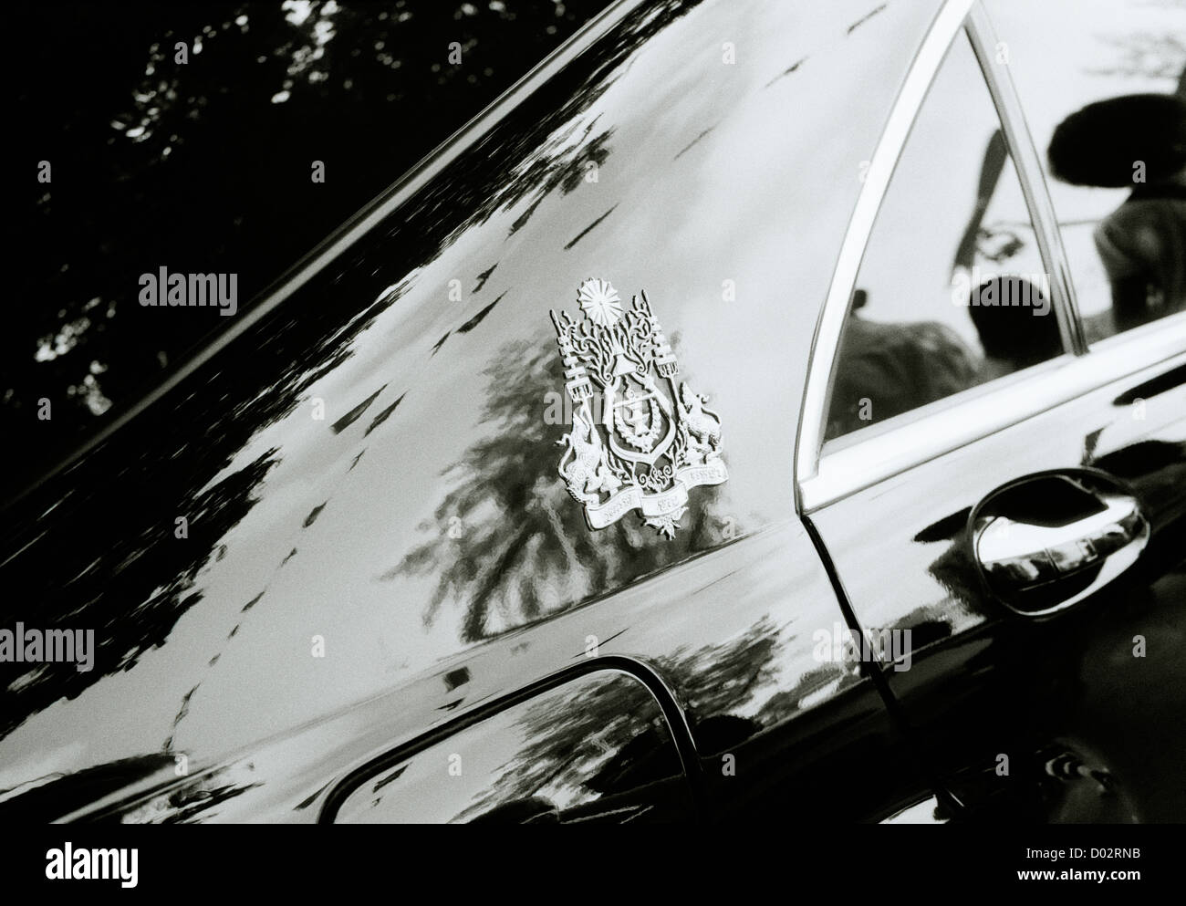 Cambogiano di Royal Crest sulla vettura del re in Phnom Penh Cambogia in Estremo Oriente Asia sud-orientale. La Monarch auto Logo Motif Royalty insegne arte Travel Foto Stock