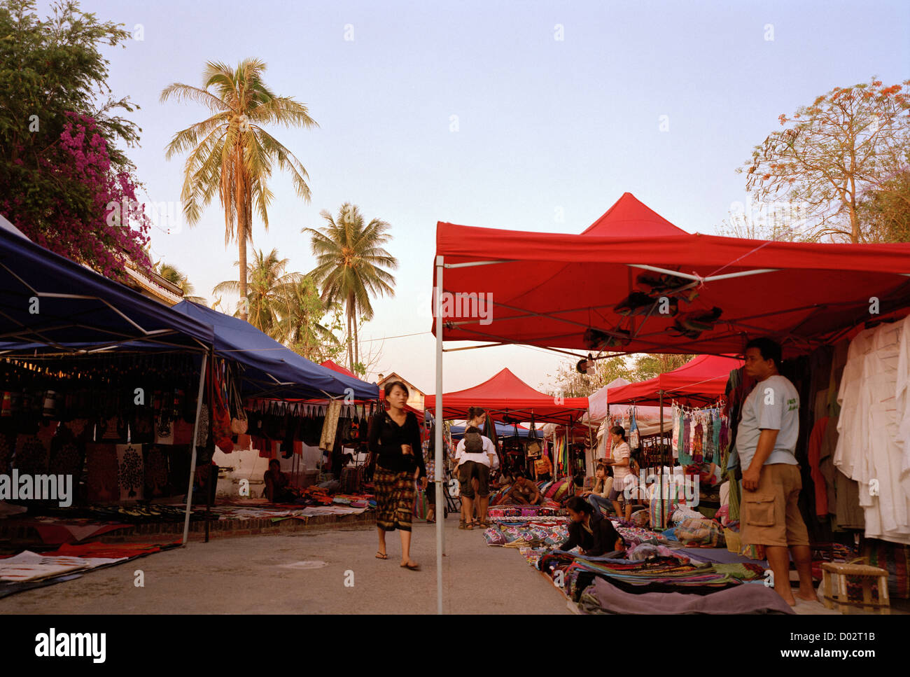 Il mercato turistico notturno in Luang Prabang in Laos in Indocina in Estremo Oriente Asia sud-orientale. Viaggiare Foto Stock