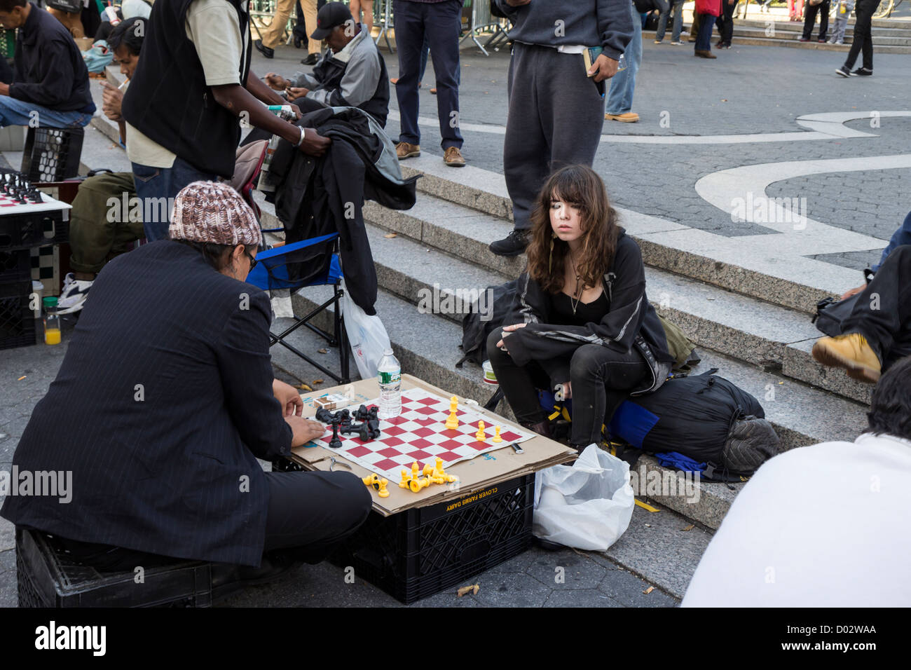 Ragazza giovane a giocare a scacchi in Union Square, Manhattan New York Foto Stock