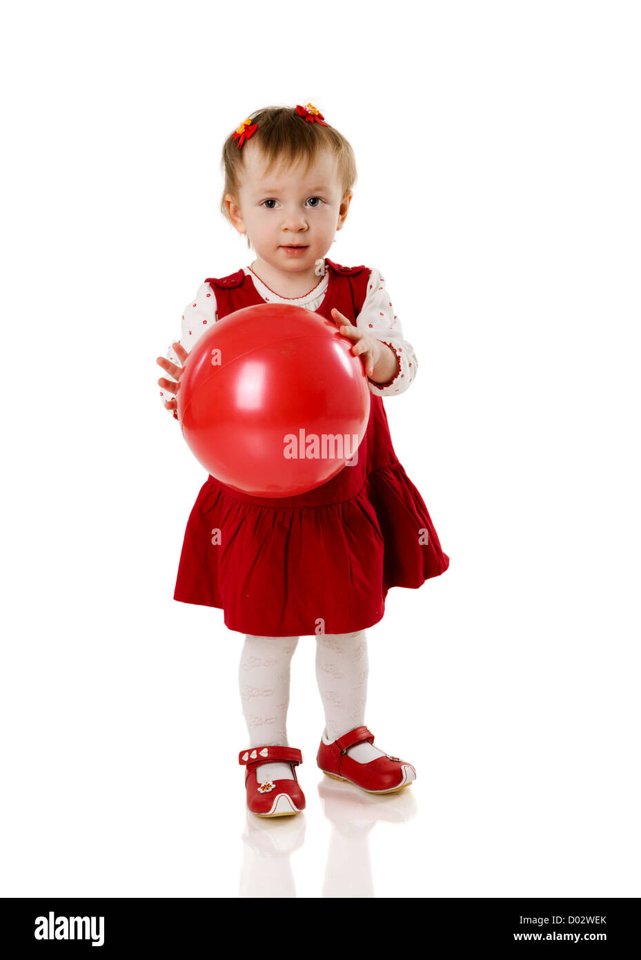 Il Toddler ragazza che gioca con la palla isolato su bianco Foto Stock