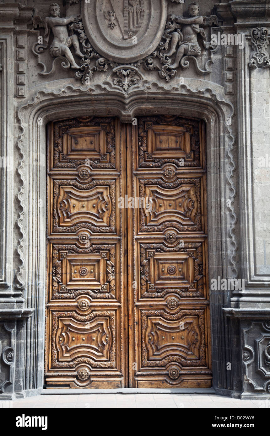 Architettura di strada di intricati porta di legno in Città del Messico DF Foto Stock