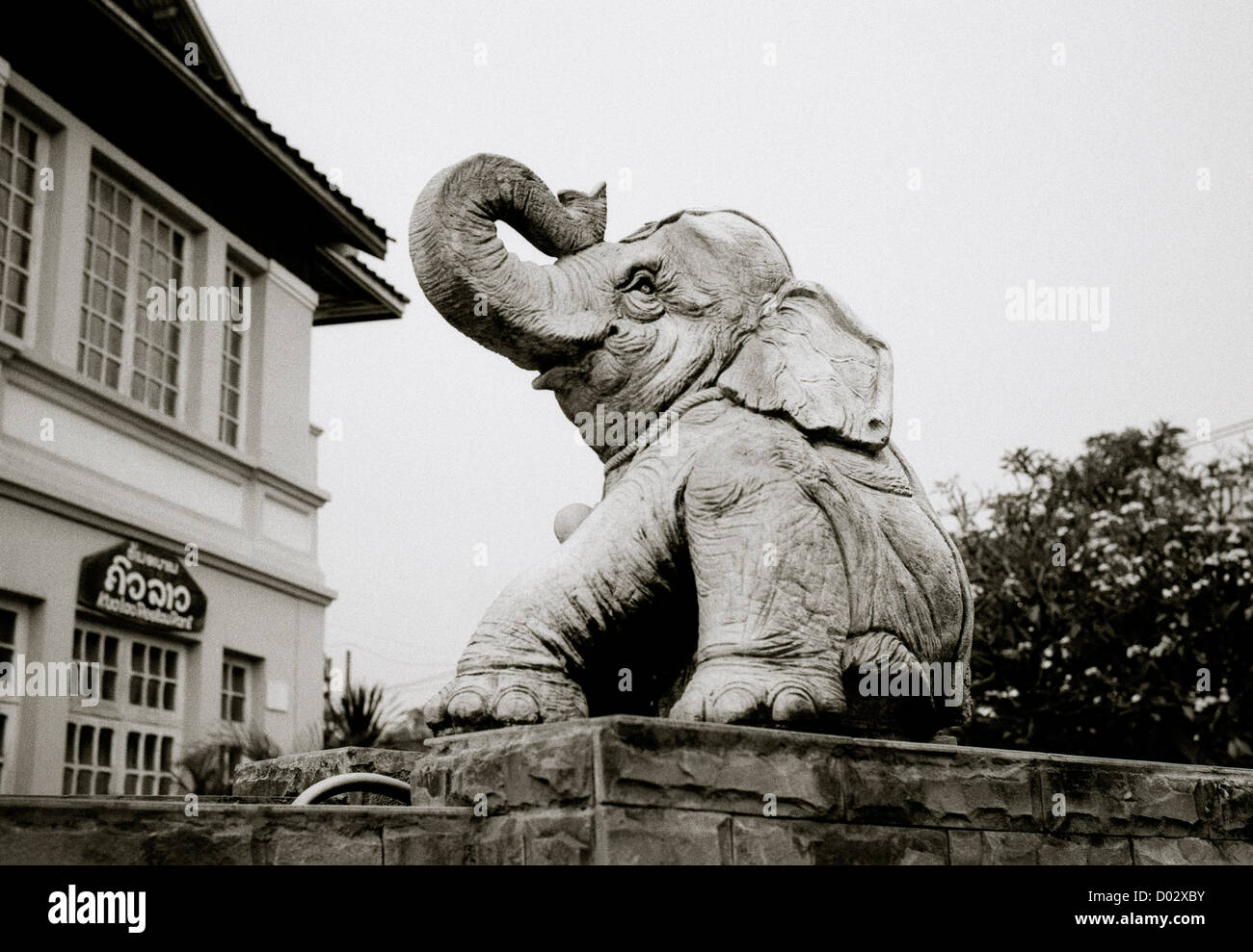 Statua di elefante su una strada a Vientiane in Laos in Indocina in Estremo Oriente Asia sud-orientale. Gli elefanti di viaggio degli animali Foto Stock