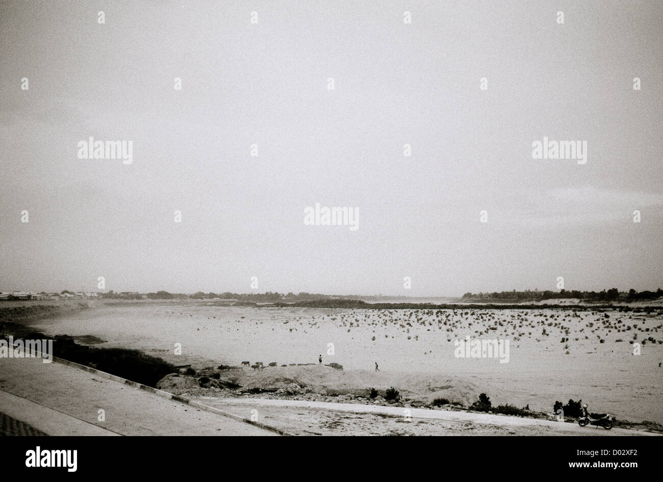 Urban paesaggio panoramico che mostra le banche a secco del fiume Mekong a Vientiane in Laos in Indocina Estremo Oriente Asia sud-orientale. Il cambiamento climatico Travel Foto Stock