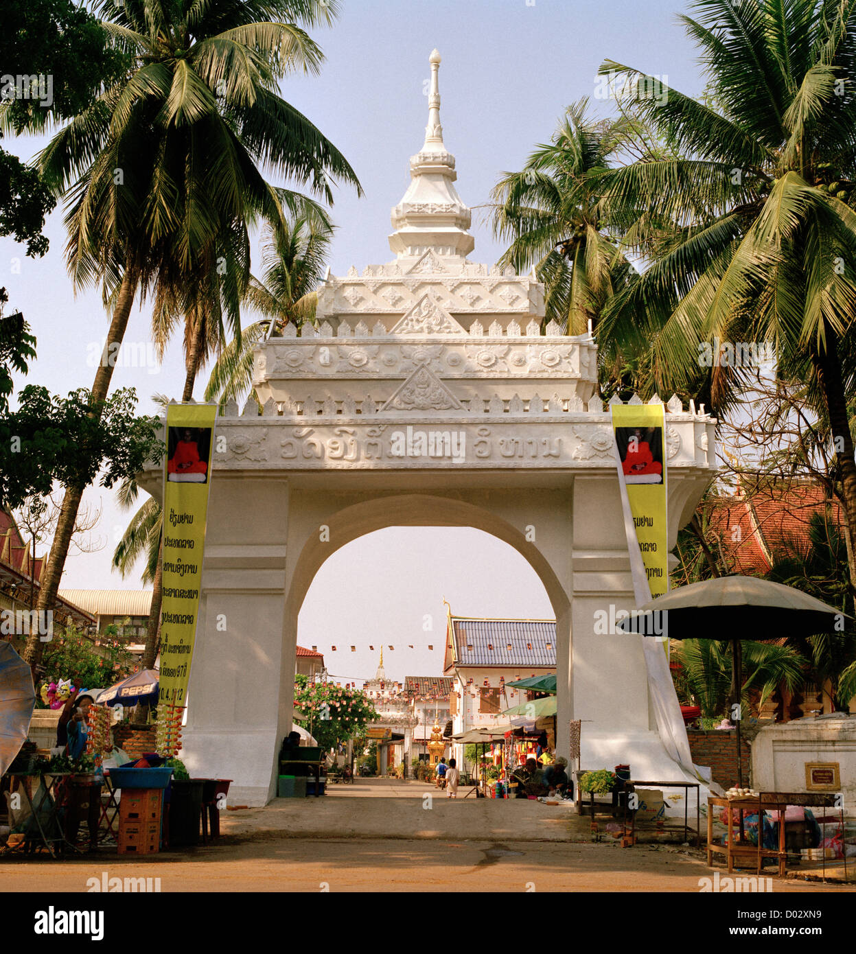 Architettura tradizionale archway edificio a Vientiane in Laos in Indocina in Estremo Oriente Asia sud-orientale. Arch archi Travel Foto Stock