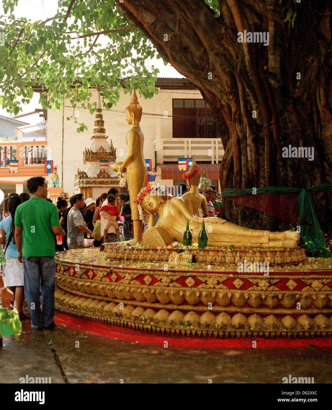La gente celebra il buddista Songkan Songkran festival a Vientiane in Laos in Indocina in Estremo Oriente Asia sud-orientale. Colorato colorato Travel Foto Stock