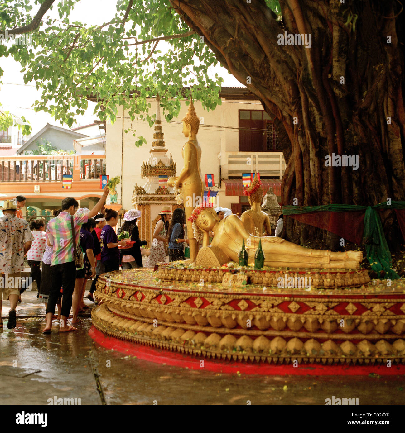 La gente celebra il buddista Songkan Songkran festival a Vientiane in Laos in Indocina in Estremo Oriente Asia sud-orientale. Viaggiare Foto Stock