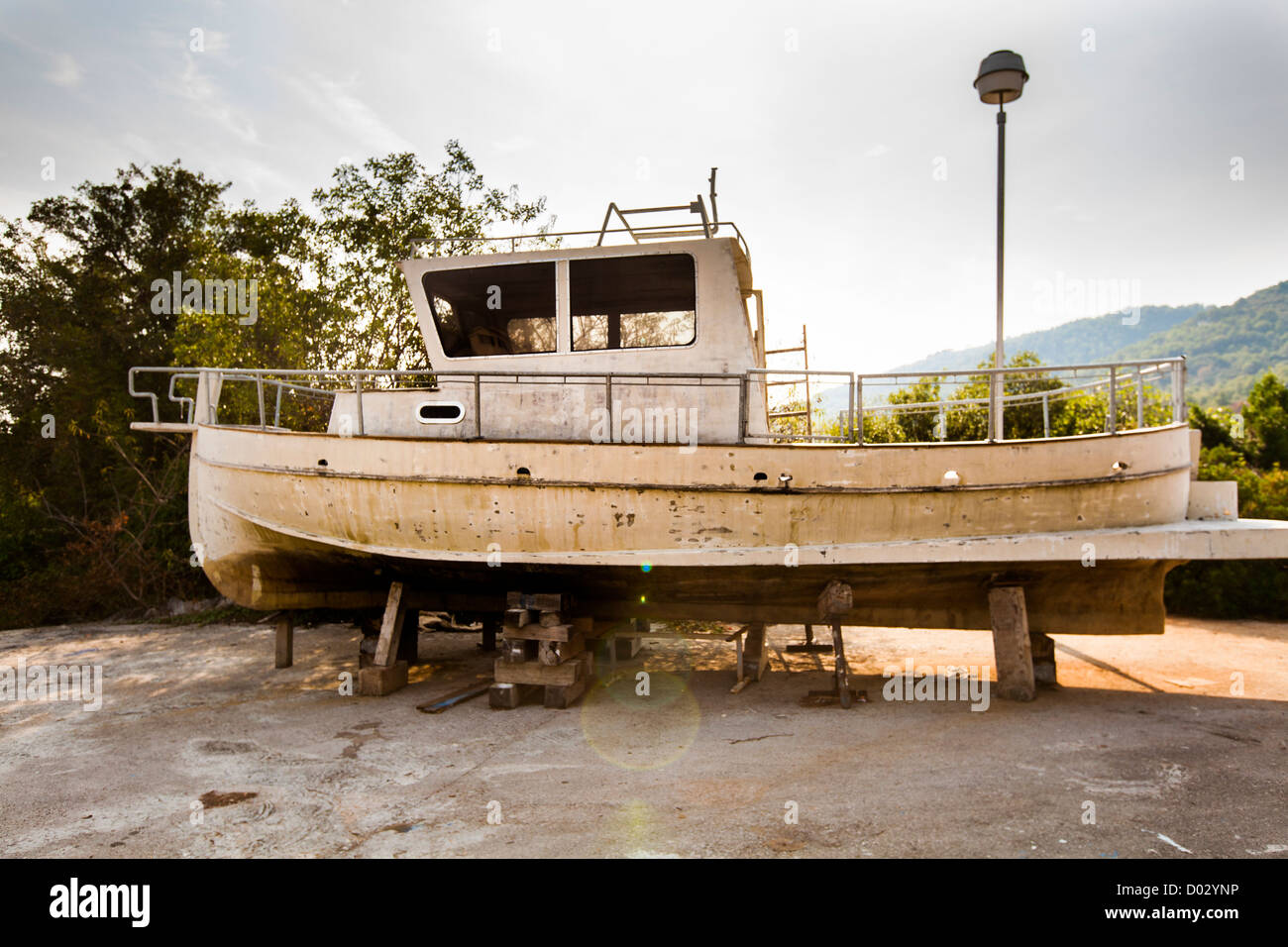 Vecchia barca in porto città di Stari Grad sull'isola di Hvar, Croazia Foto Stock