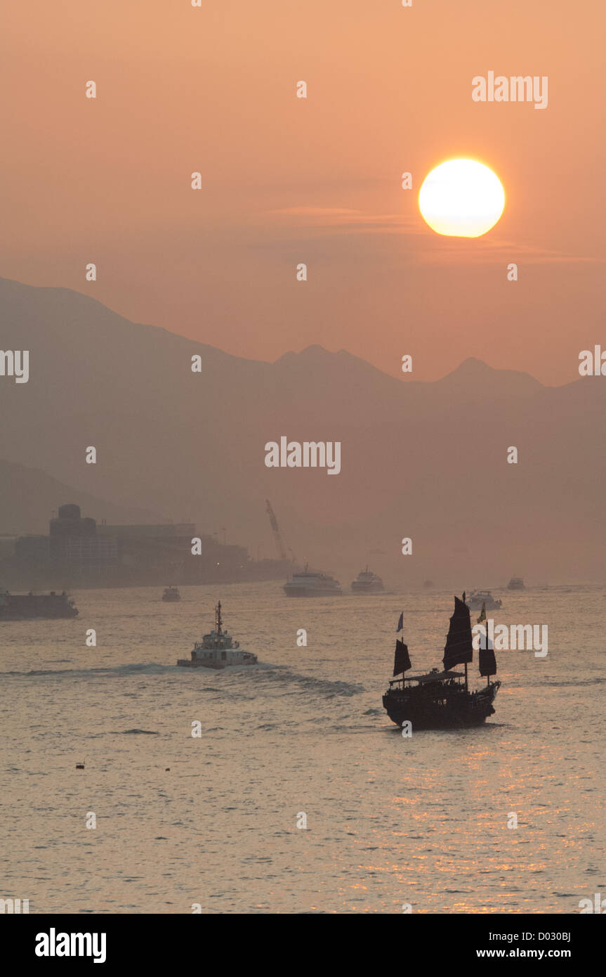 Cina, Hong Kong. Vista al tramonto di Honk Kong Isola dal Porto Victoria & Kowloon. Foto Stock